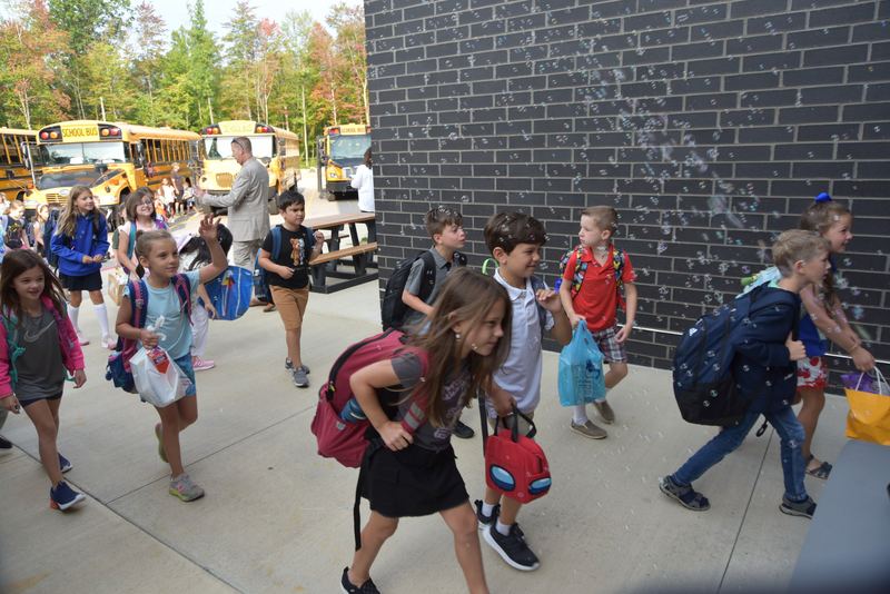 North Royalton Elementary School Students Welcomed Back With Smiles And ...